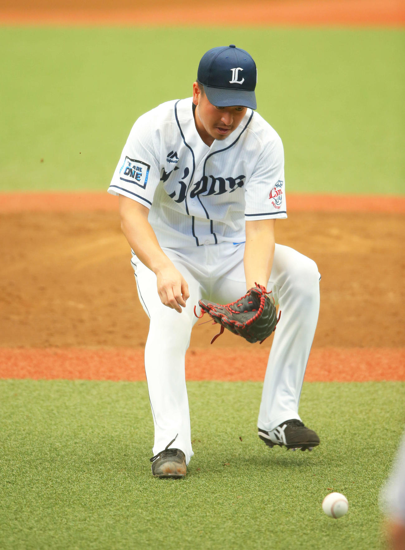 投内連係をする西武宮川（撮影・河田真司）