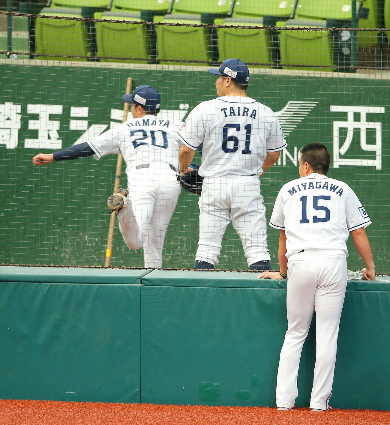西武全体練習　ブルペンで調整する浜屋と平良を見つめる西武宮川（右）（撮影・河田真司）　　