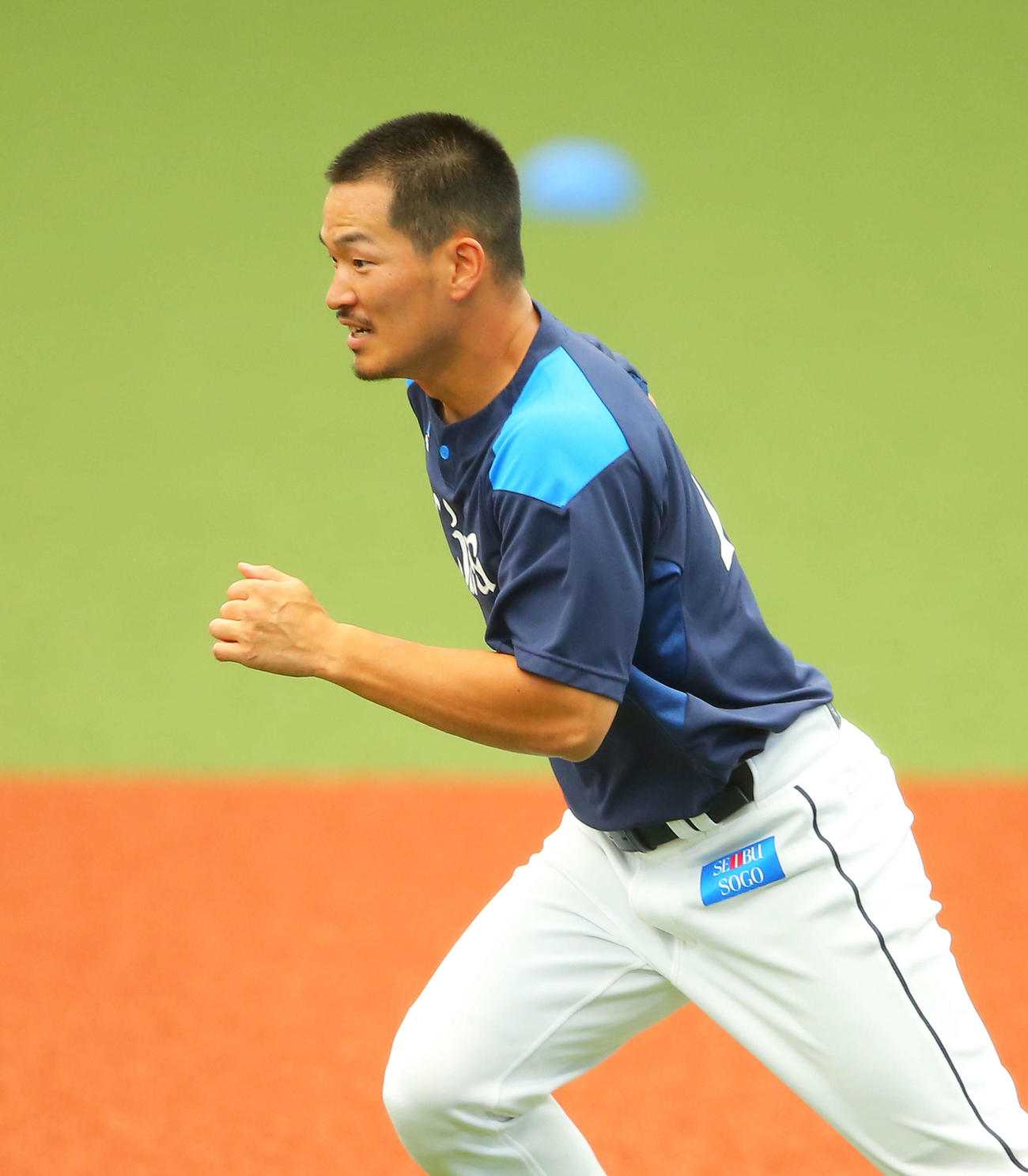 ダッシュする西武川越（撮影・河田真司）　　