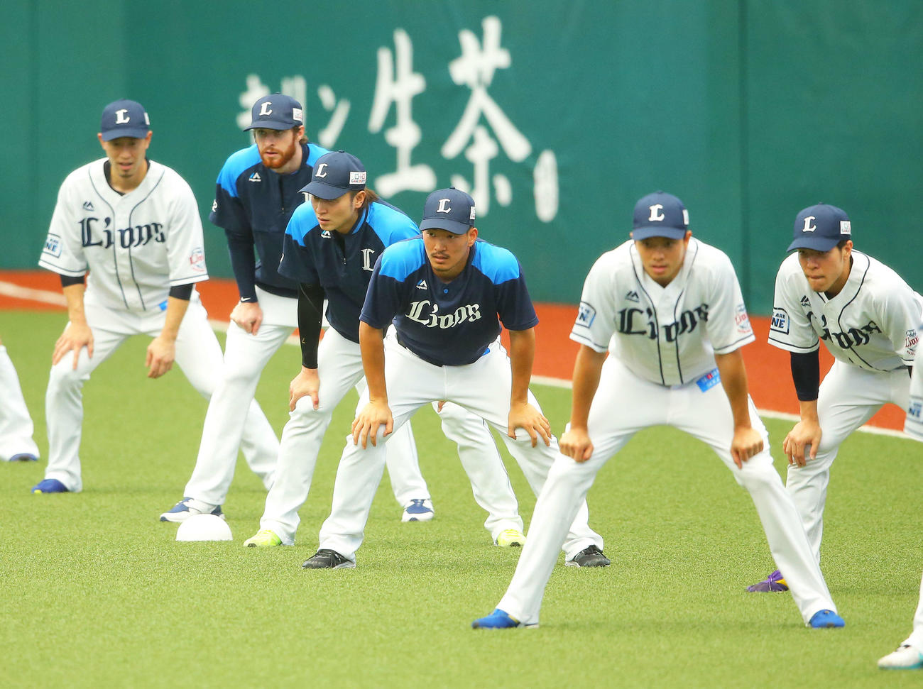 ダッシュ練習で構える西武川越（中央）（撮影・河田真司）　　