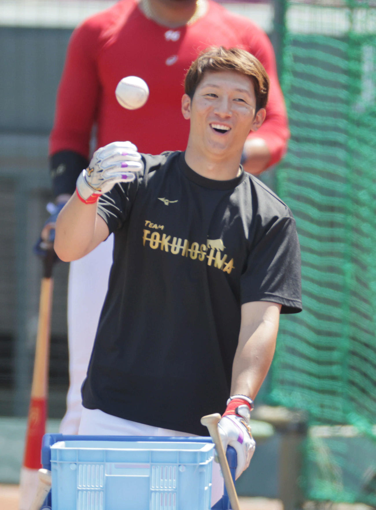 16日、笑顔をみせる西川龍馬（撮影・加藤孝規）