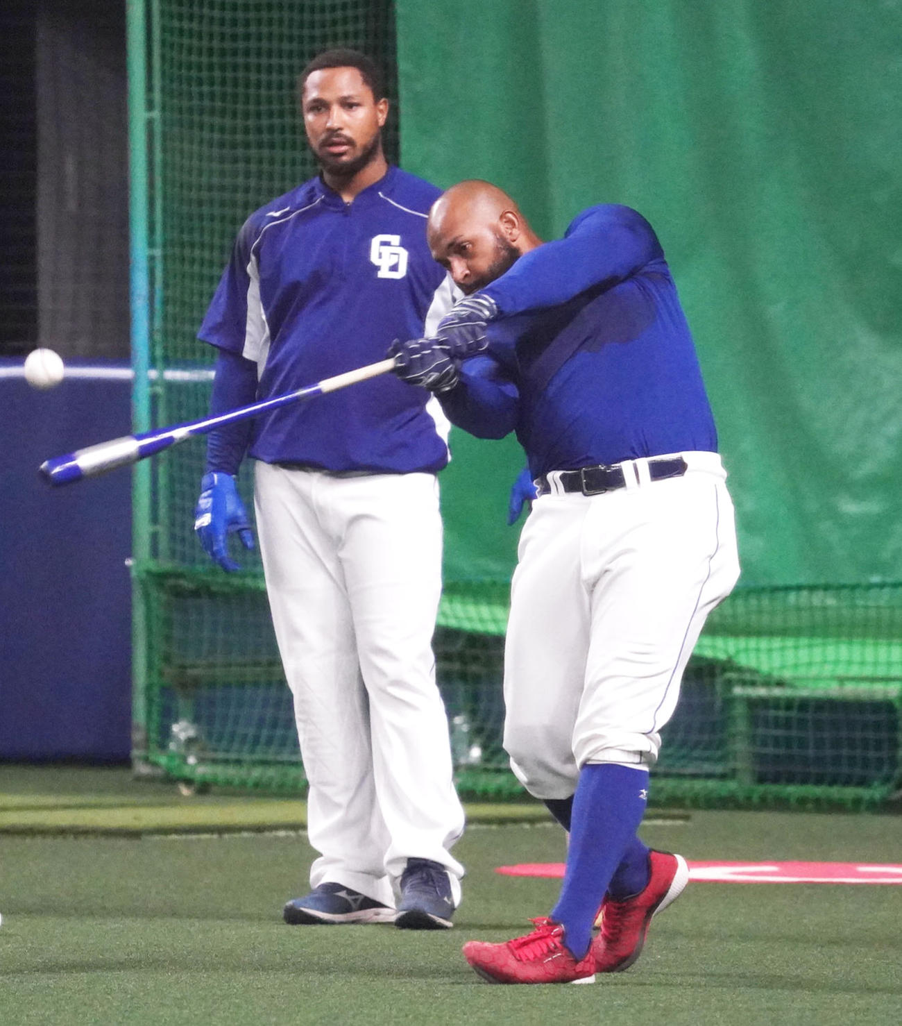 全体練習終了後、中日シエラ（後方）と共にロングティー打撃練習を行ったアルモンテ（手前）（撮影・森本幸一）