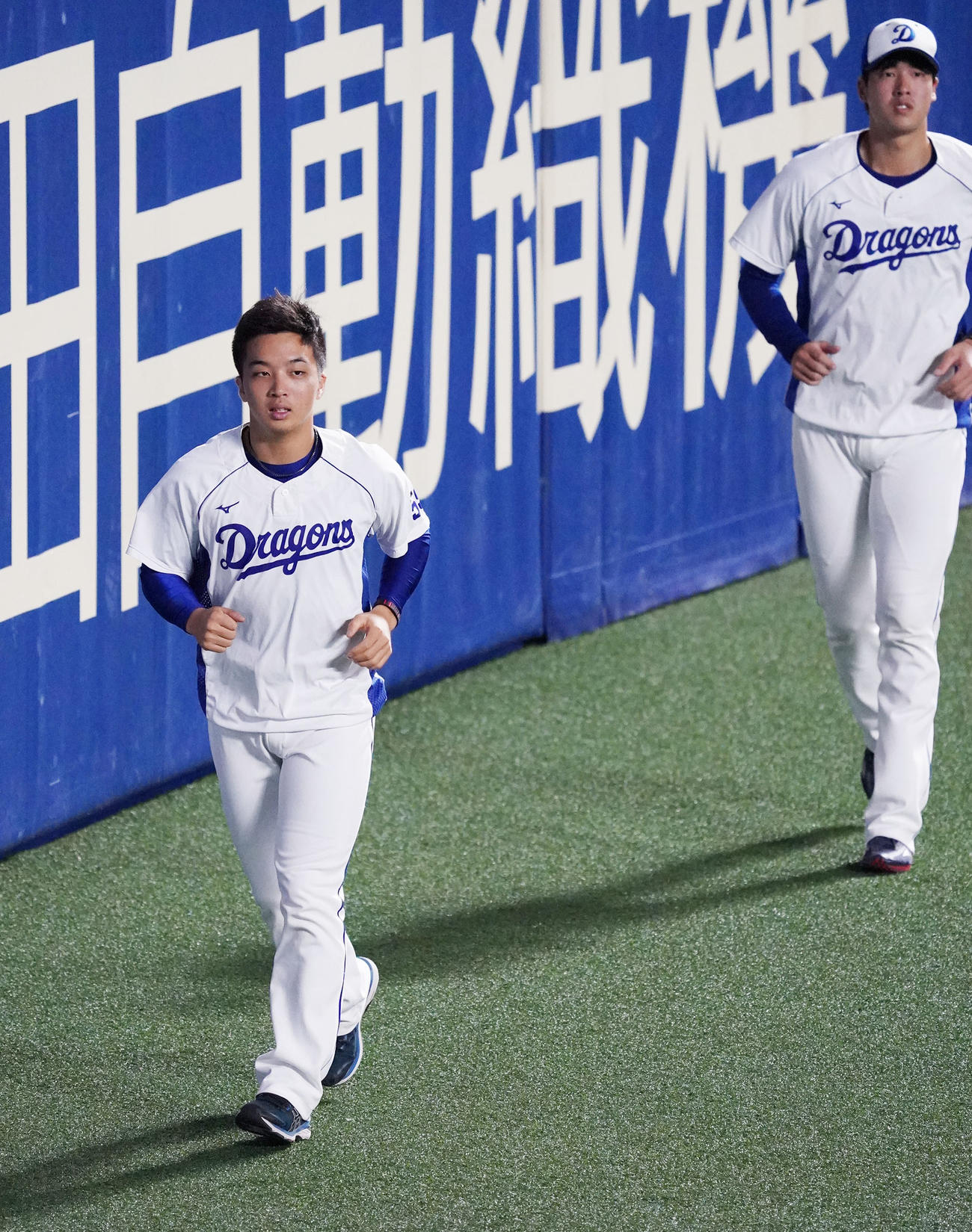プロ野球・中日練習　ランニングをする山本拓実（左）右は梅津晃大（撮影・森本幸一）