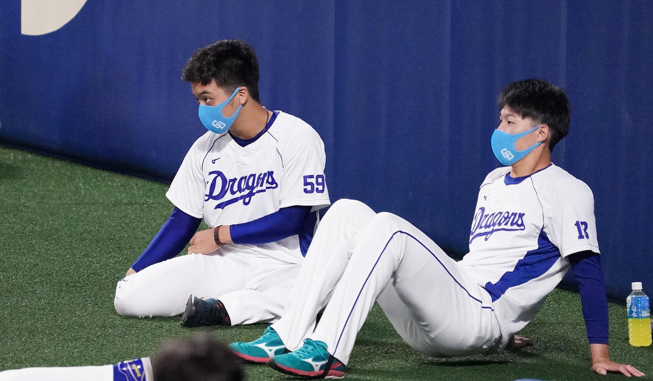 プロ野球・中日練習　橋本侑樹（右）らとストレッチをする山本拓実（左）（撮影・森本幸一）