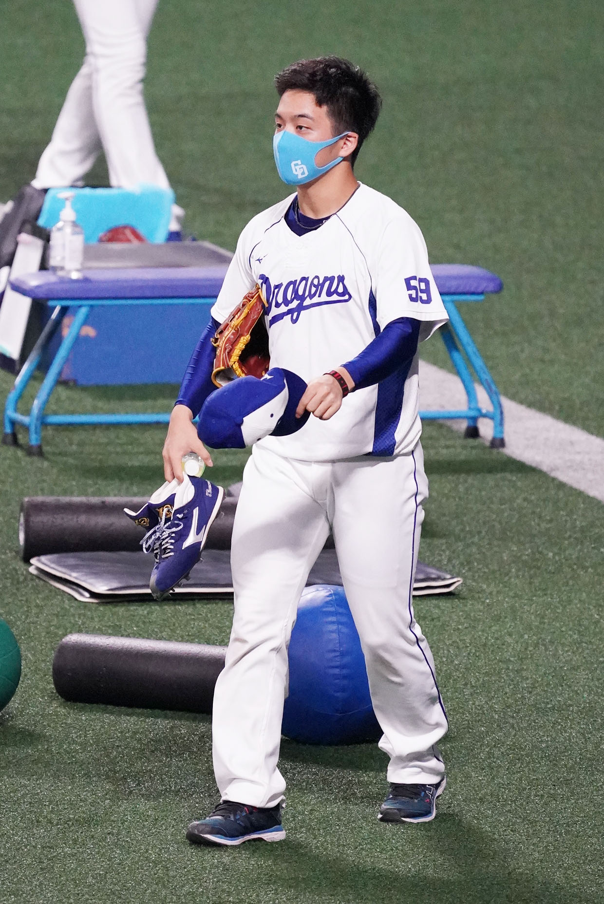 プロ野球・中日練習　練習を終え引き揚げる山本拓実（撮影・森本幸一）