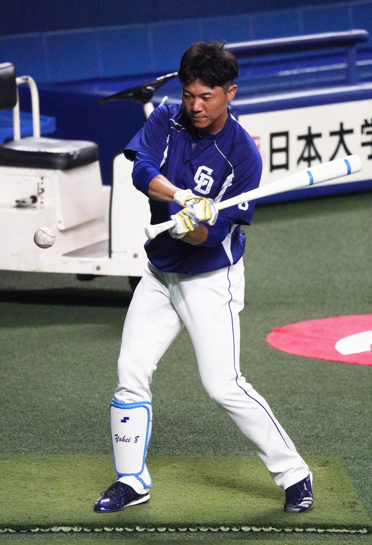 打撃練習をする大島洋平（撮影・森本幸一）