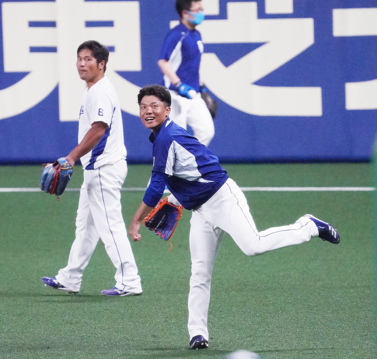 平田良介（左）と共に外野ノックを受ける大島洋平（撮影・森本幸一）