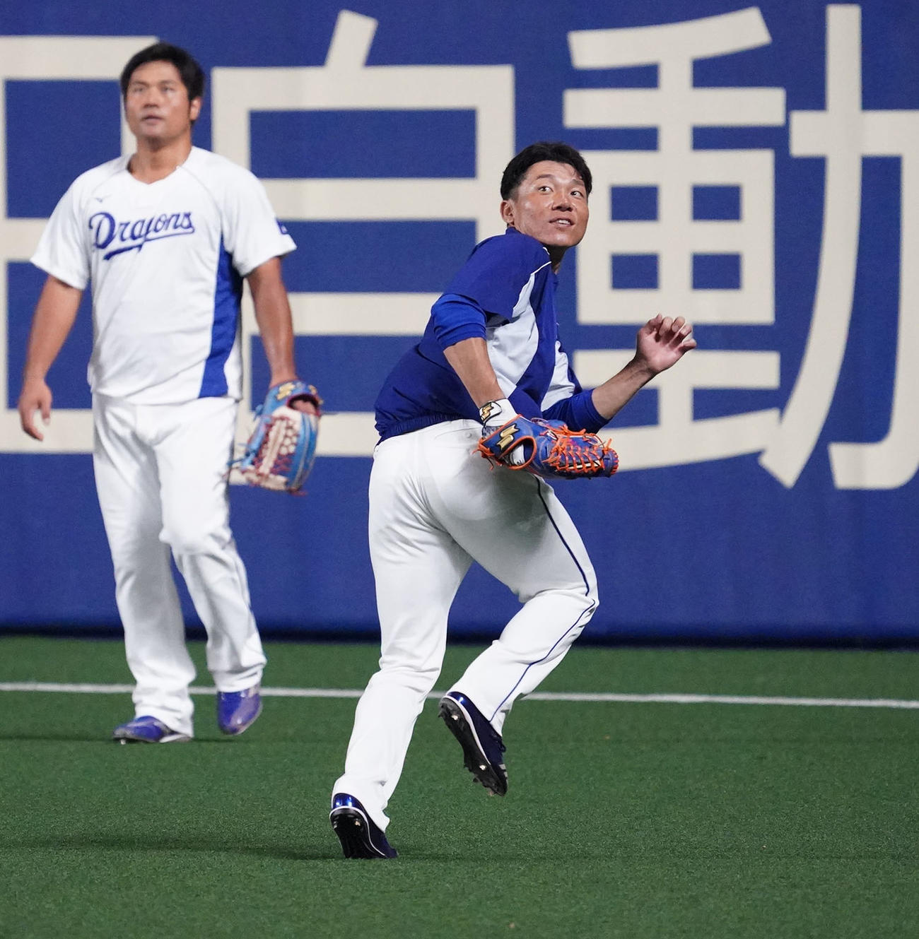 平田良介（左）と共に外野ノックを受ける大島洋平（右）（撮影・森本幸一）