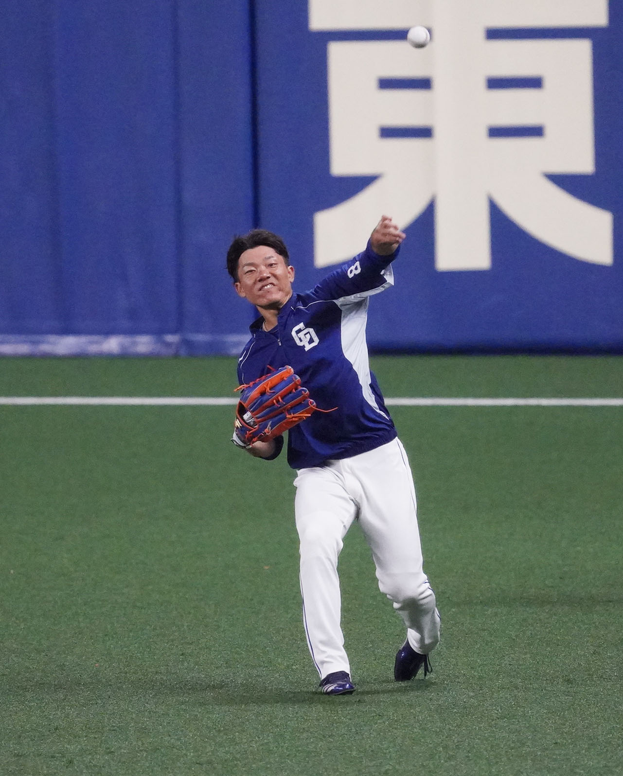 外野ノックを受ける大島洋平（撮影・森本幸一）