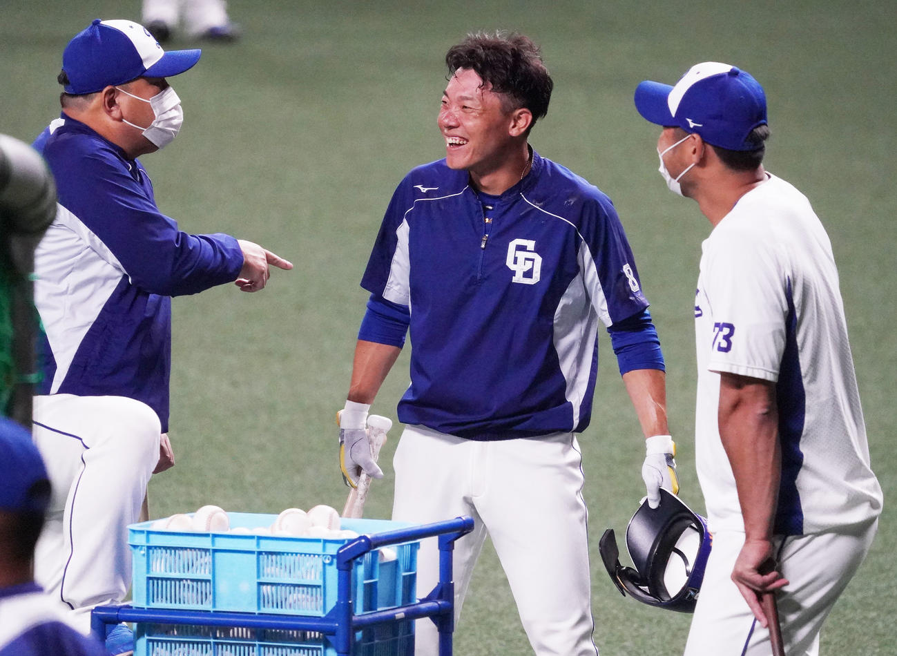 伊東勤ヘッドコーチ（左）栗原健太打撃コーチ（右）らと談笑する大島洋平（中央）（撮影・森本幸一）
