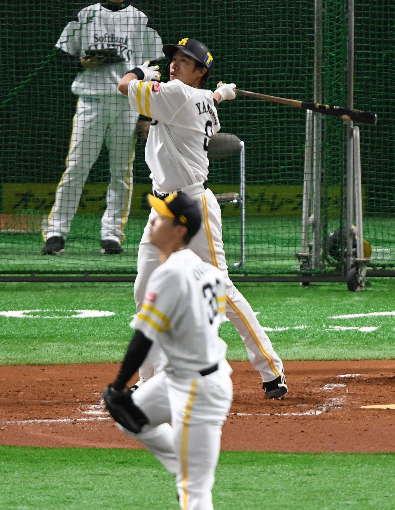 シート打撃で右越えに本塁打を放つソフトバンク柳田（撮影・今浪浩三）