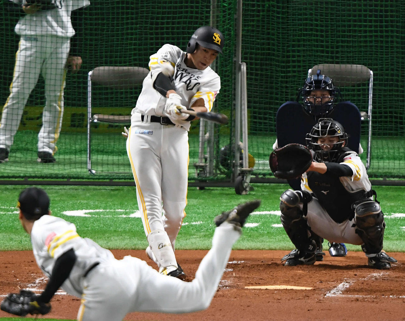 柳田はシート打撃の2打席目に右越え本塁打を放つ（撮影・今浪浩三）