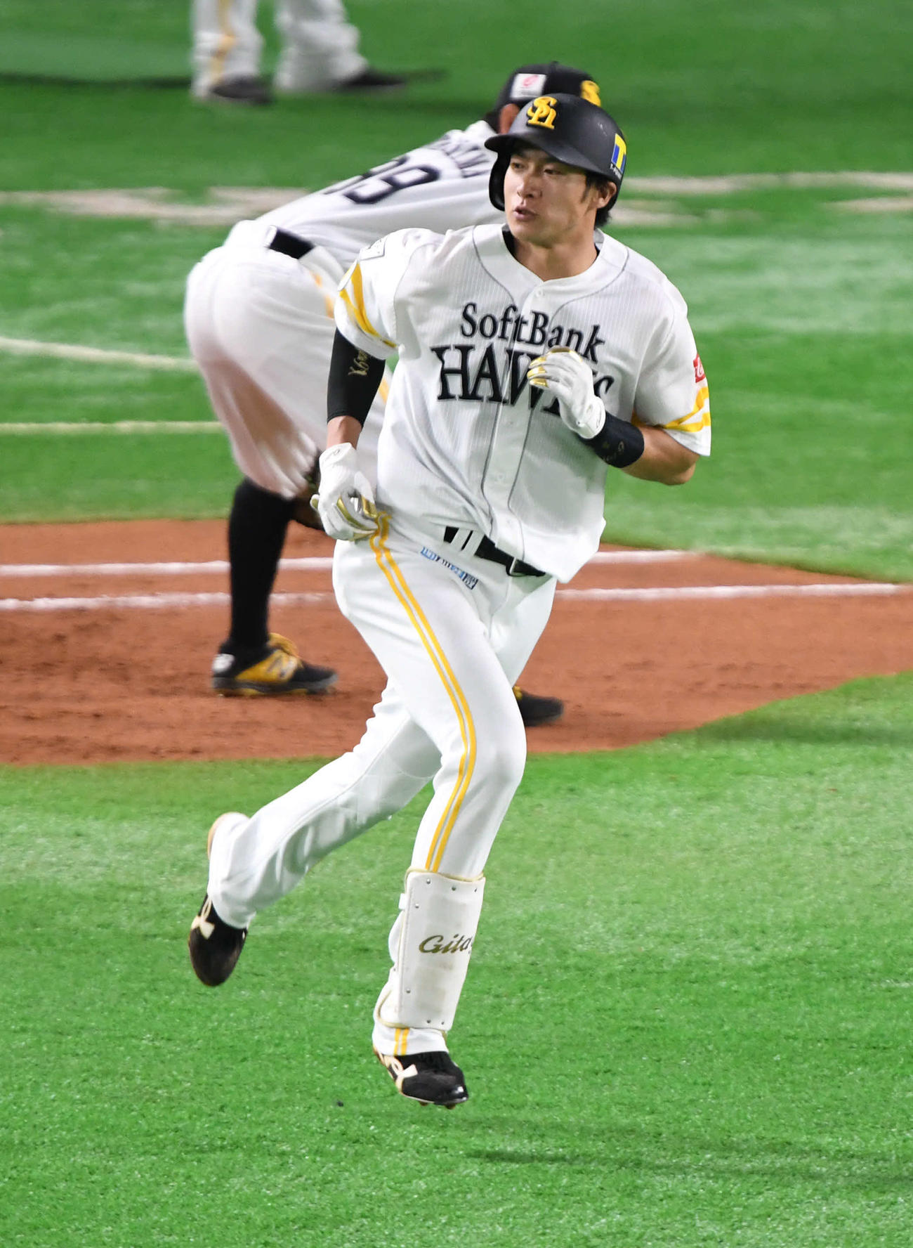 柳田はシート打撃の2打席目に右越えにソロ本塁打を放ち塁を回る（撮影・今浪浩三）