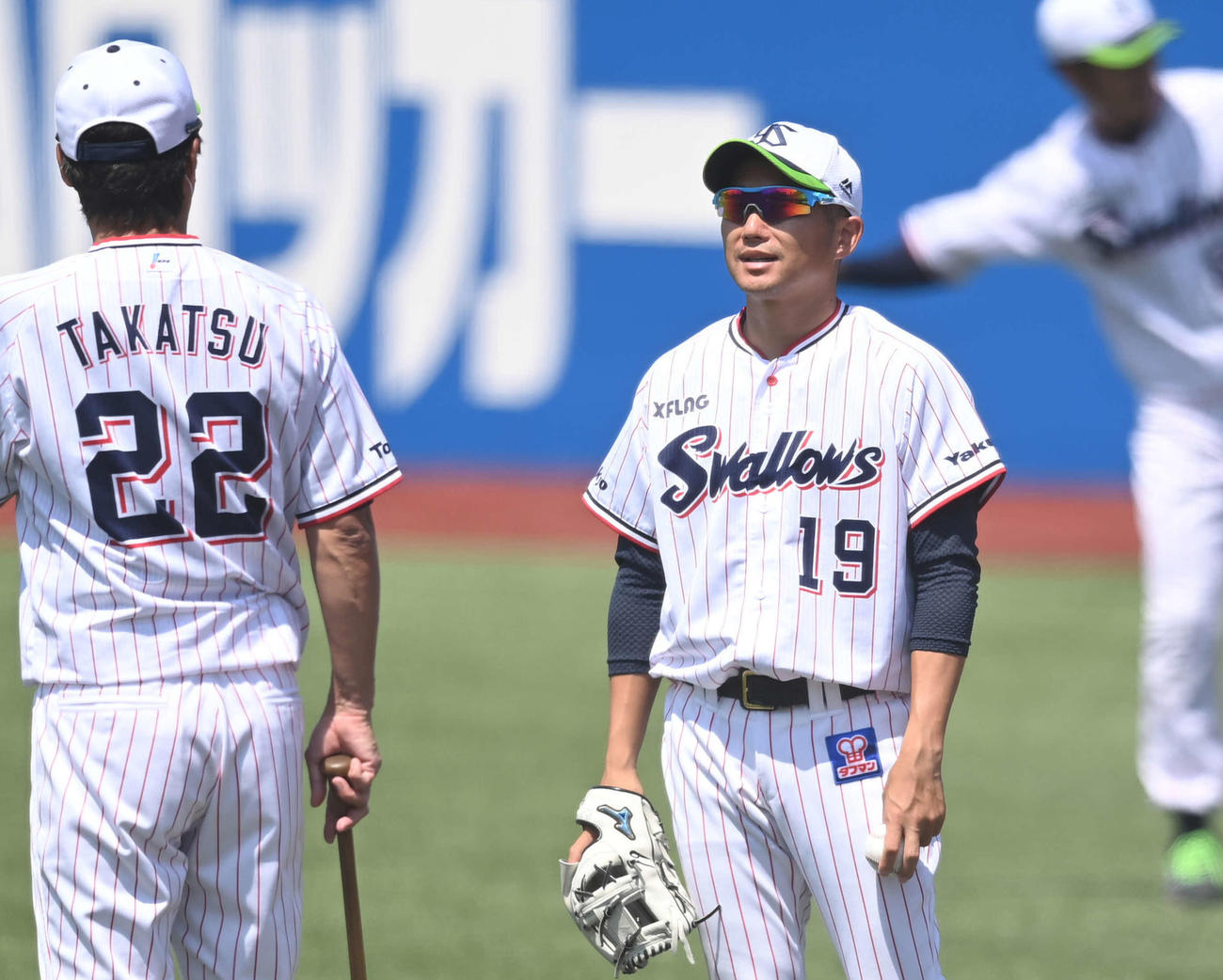 キャッチボールの合間にヤクルト高津監督（左）と笑顔で話す石川（撮影・鈴木みどり）