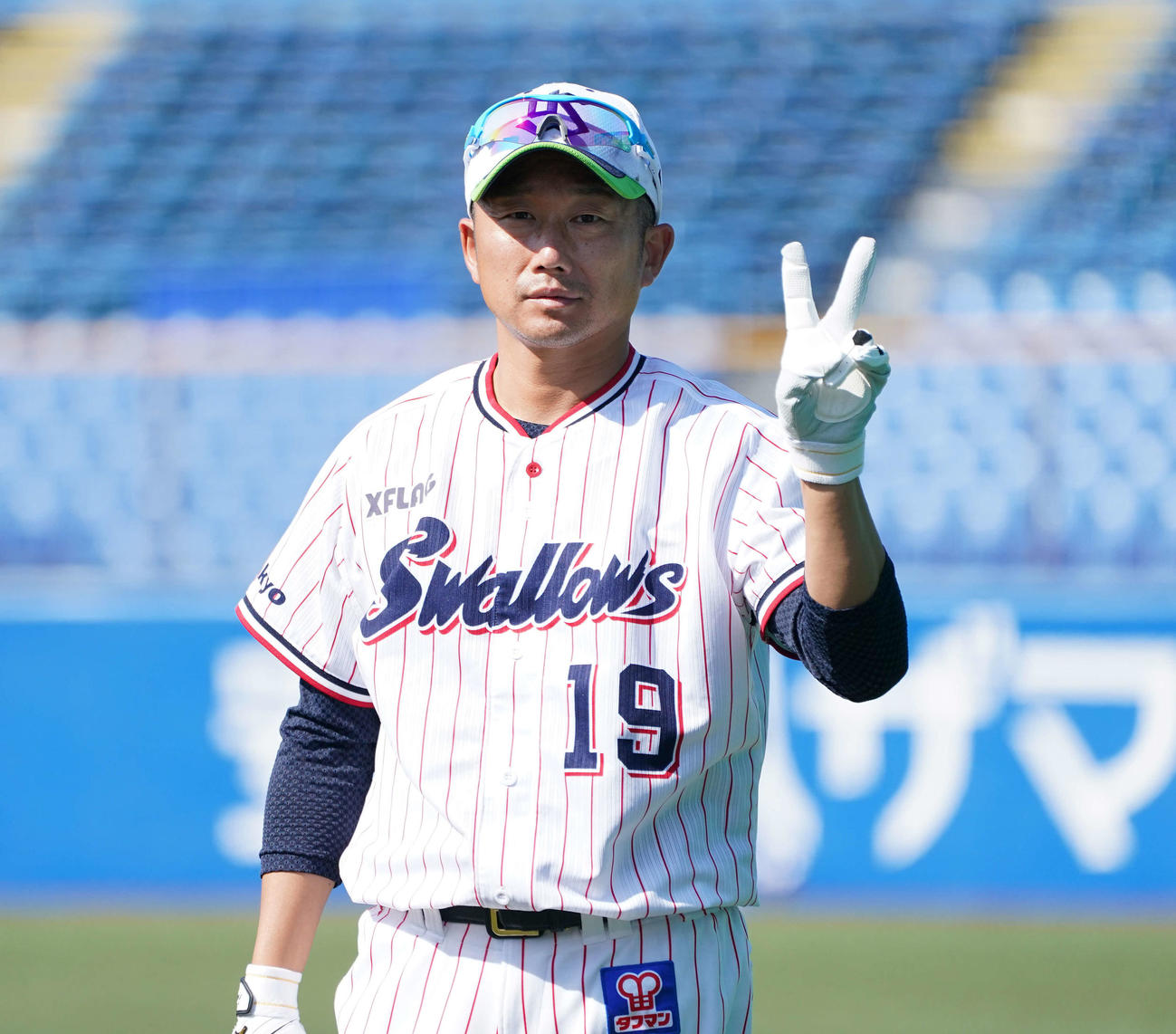 カメラに向かってピースをするヤクルト石川（撮影・鈴木みどり）