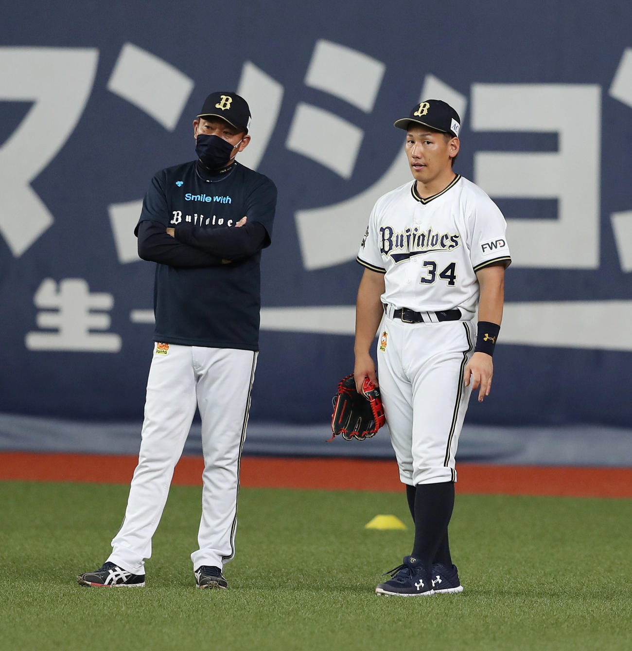 練習中、西村監督（左）と言葉を交わす吉田正（撮影・前田充）