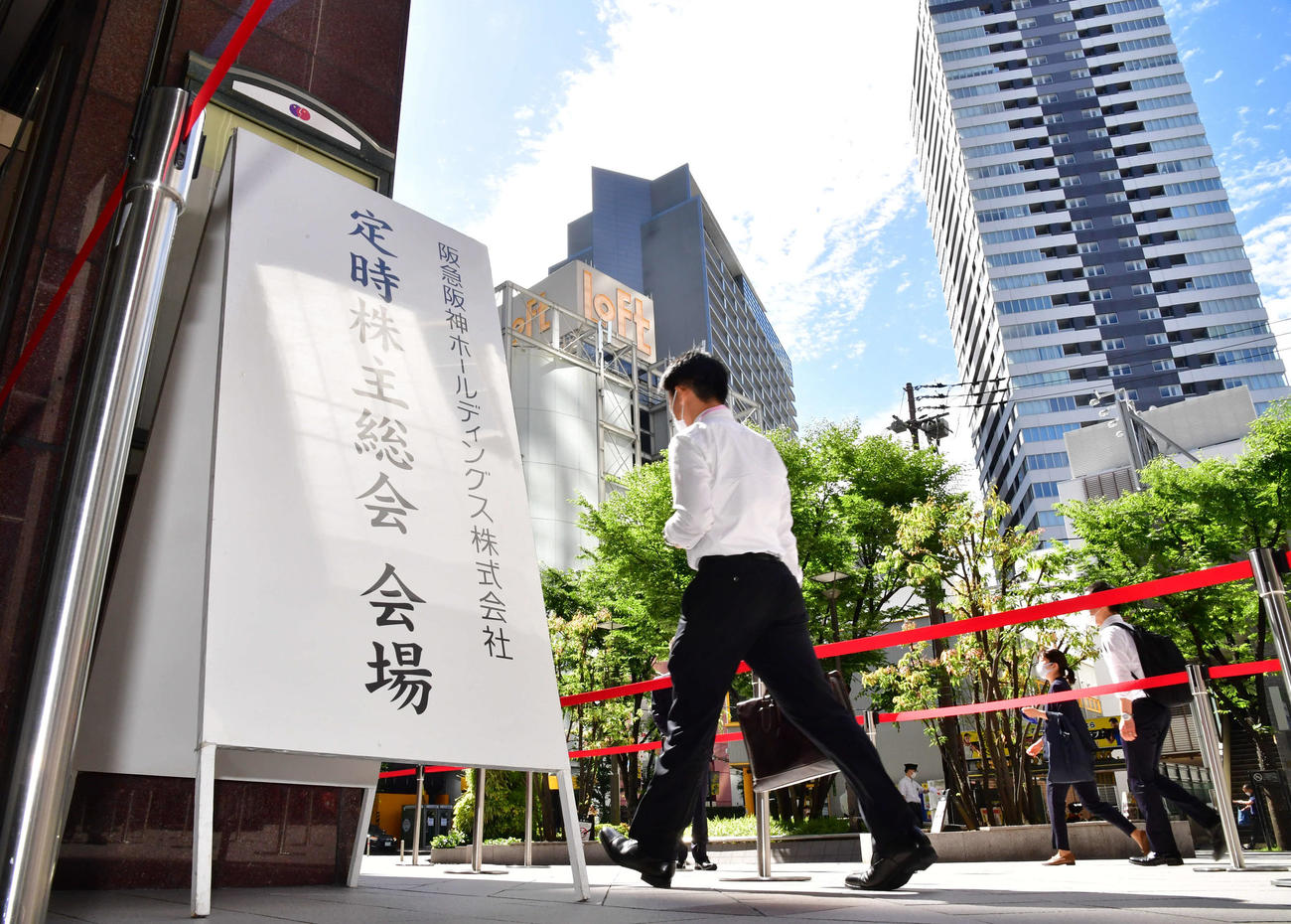 阪急阪神ホールディングスの株主総会に向かう株主ら（撮影・岩下翔太）