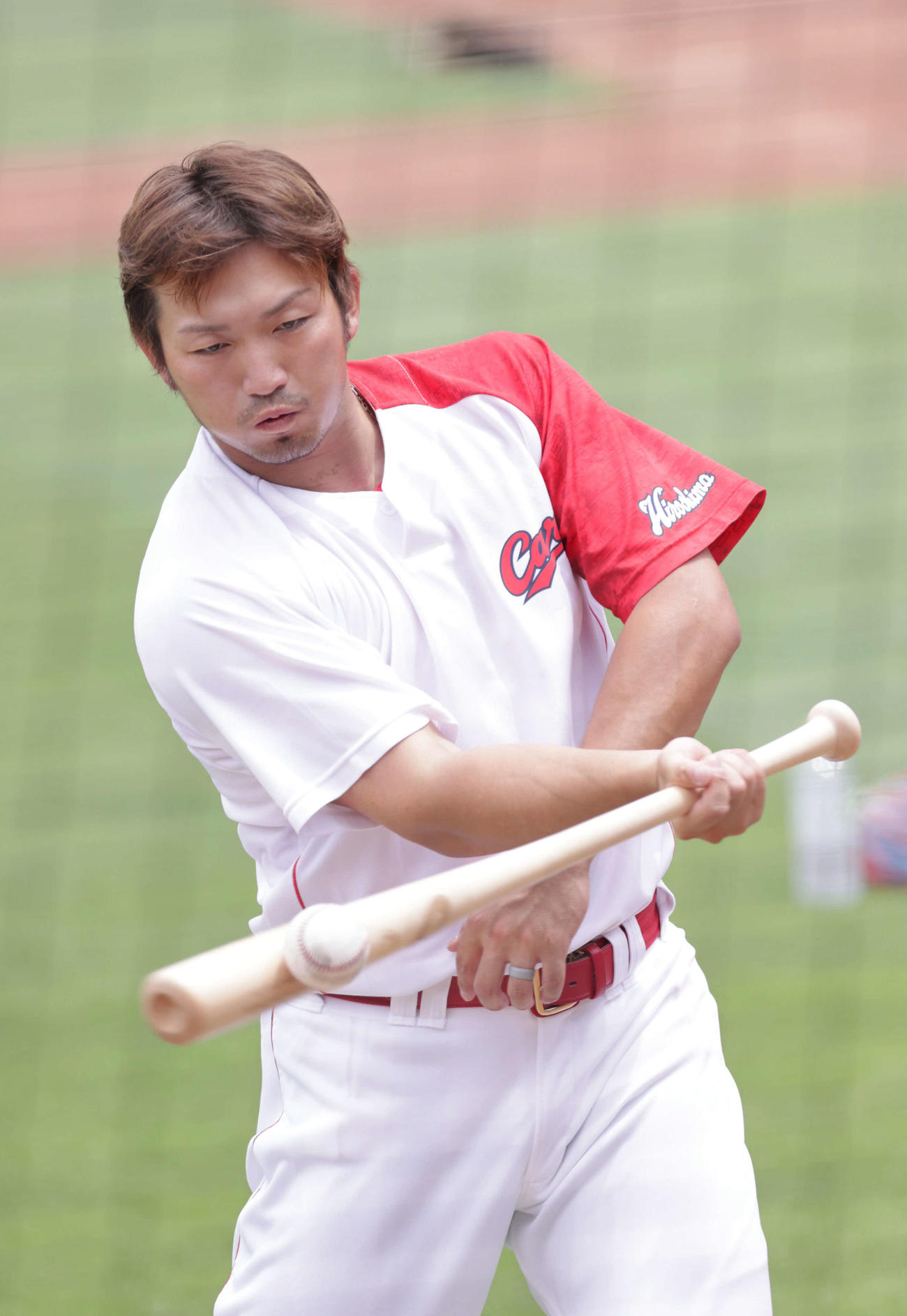 ティー打撃をする広島鈴木誠（撮影・加藤孝規）