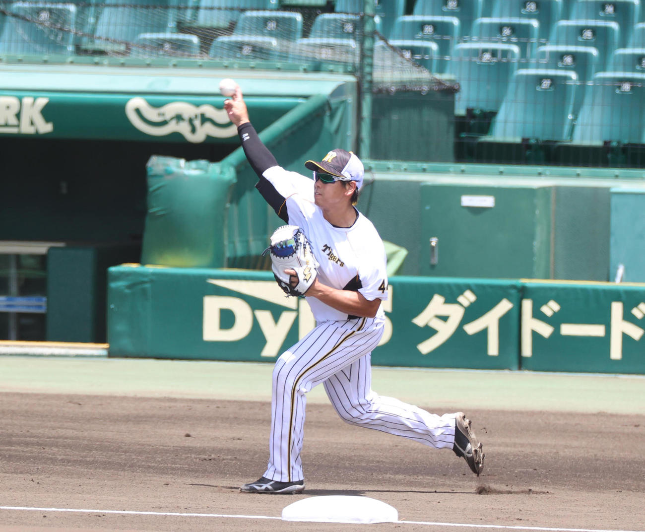 守備練習を行う梅野隆太郎（撮影・清水貴仁）