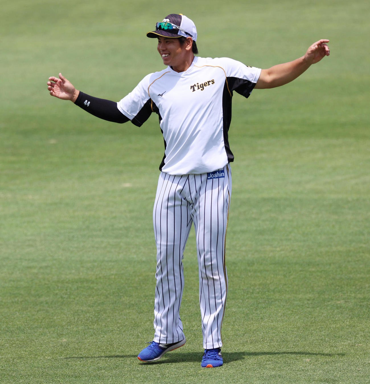 笑顔で練習を行う梅野隆太郎（撮影・清水貴仁）