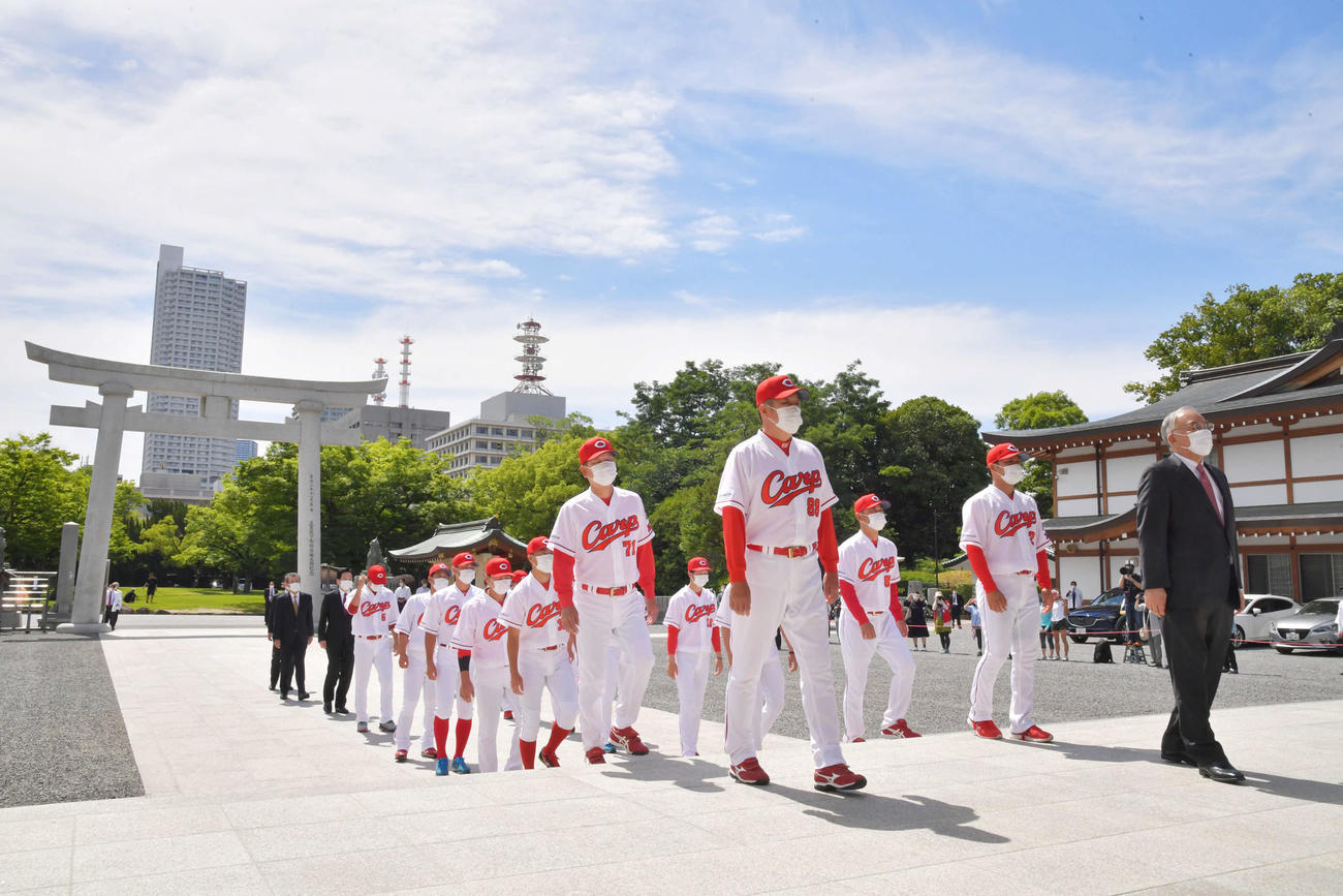 必勝祈願に広島護国神社を参拝する広島佐々岡監督（左）ら広島ナイン