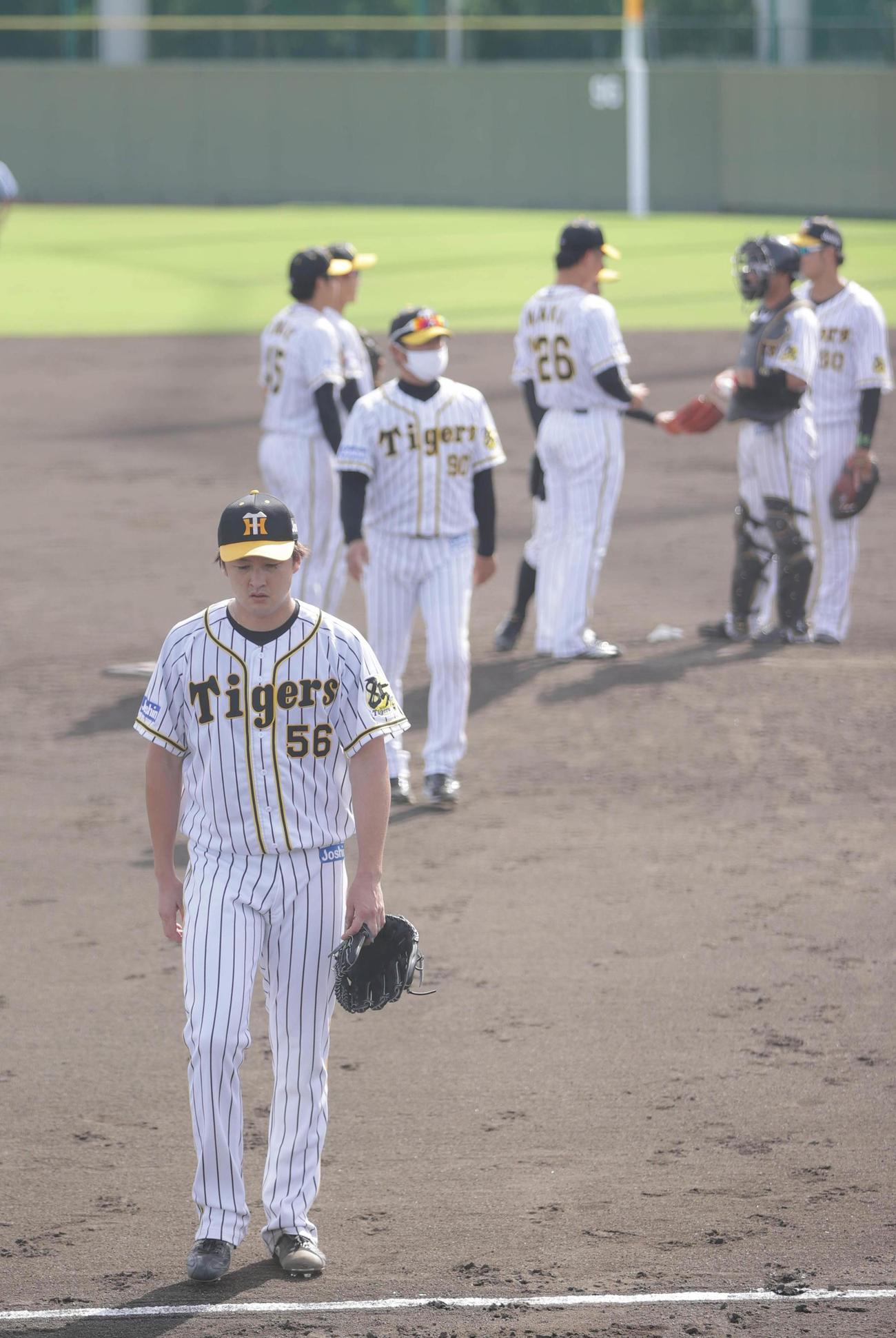 9回1死一、二塁、降板を告げられベンチに戻る阪神2番手の飯田優也（代表撮影）