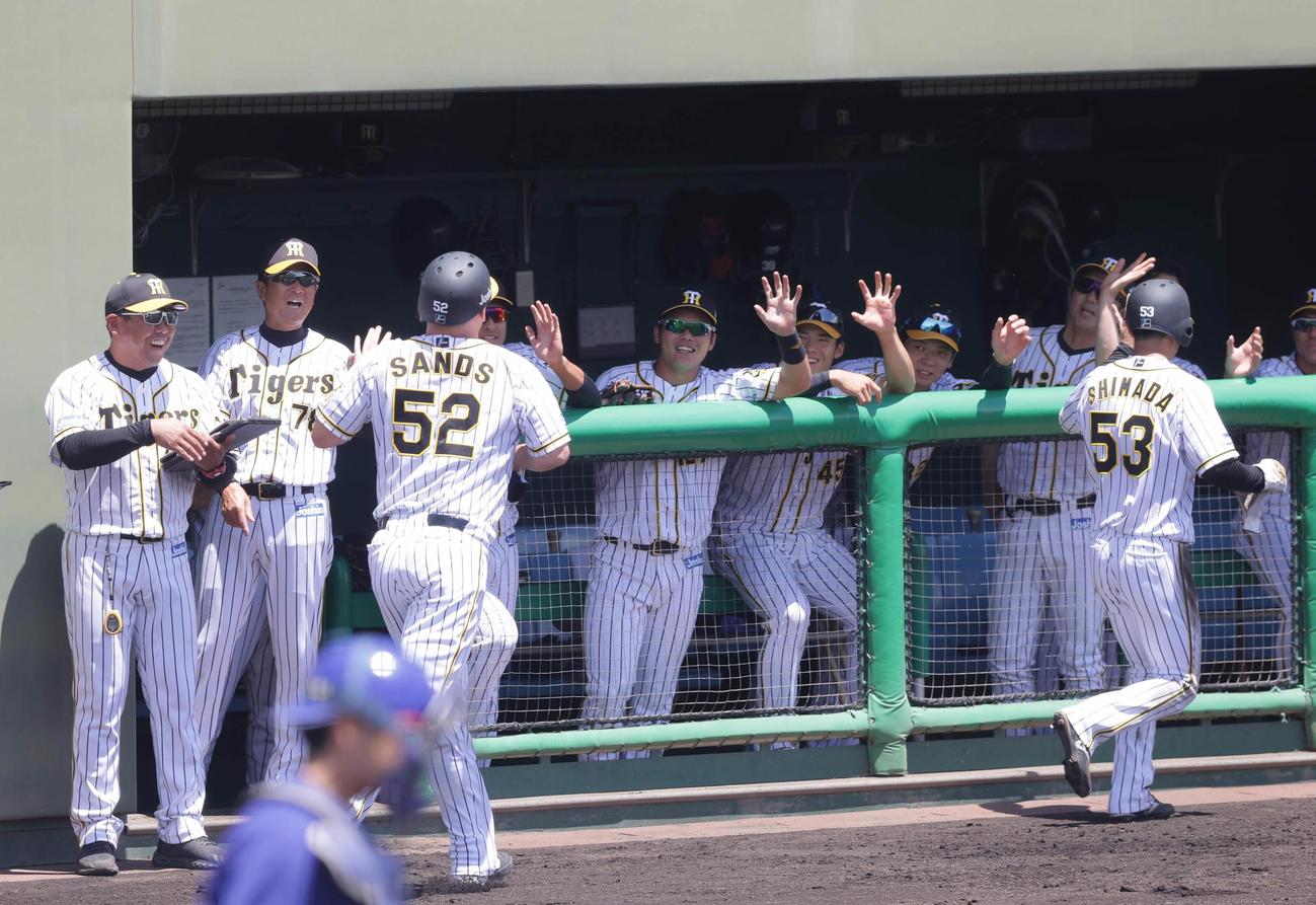 1回2死一、三塁、板山祐太郎の先制となる右中間2点適時三塁打で生還したサンズ（手前左）と島田海吏（手前右）を笑顔で迎える（手前左から）北川博敏コーチ、平田勝男2軍監督ら（代表撮影）