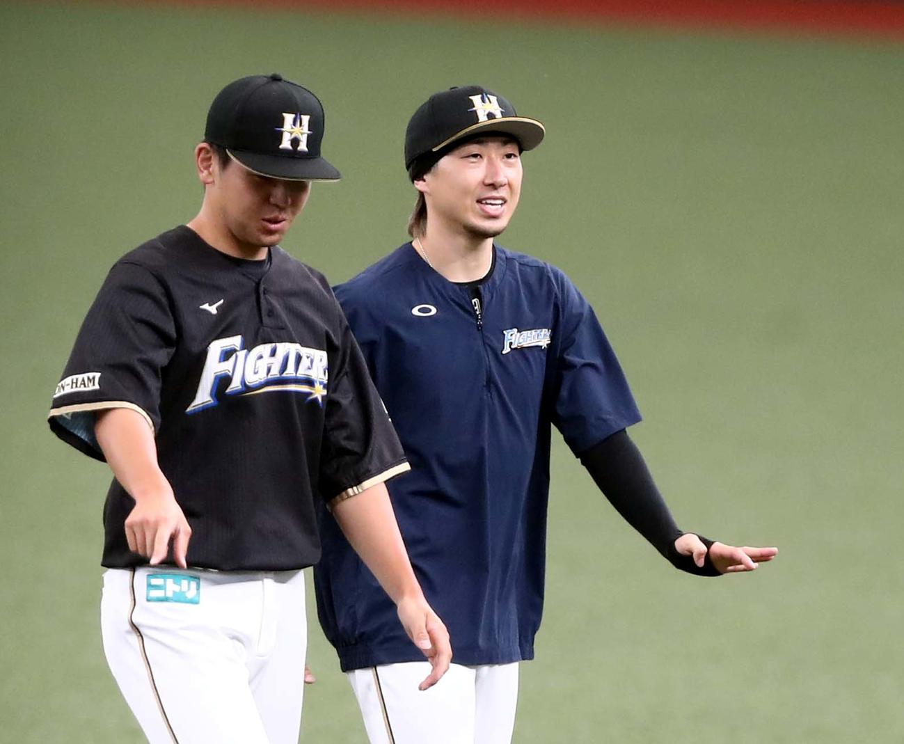 練習前、笑顔を見せる金子（右）（撮影・黒川智章）