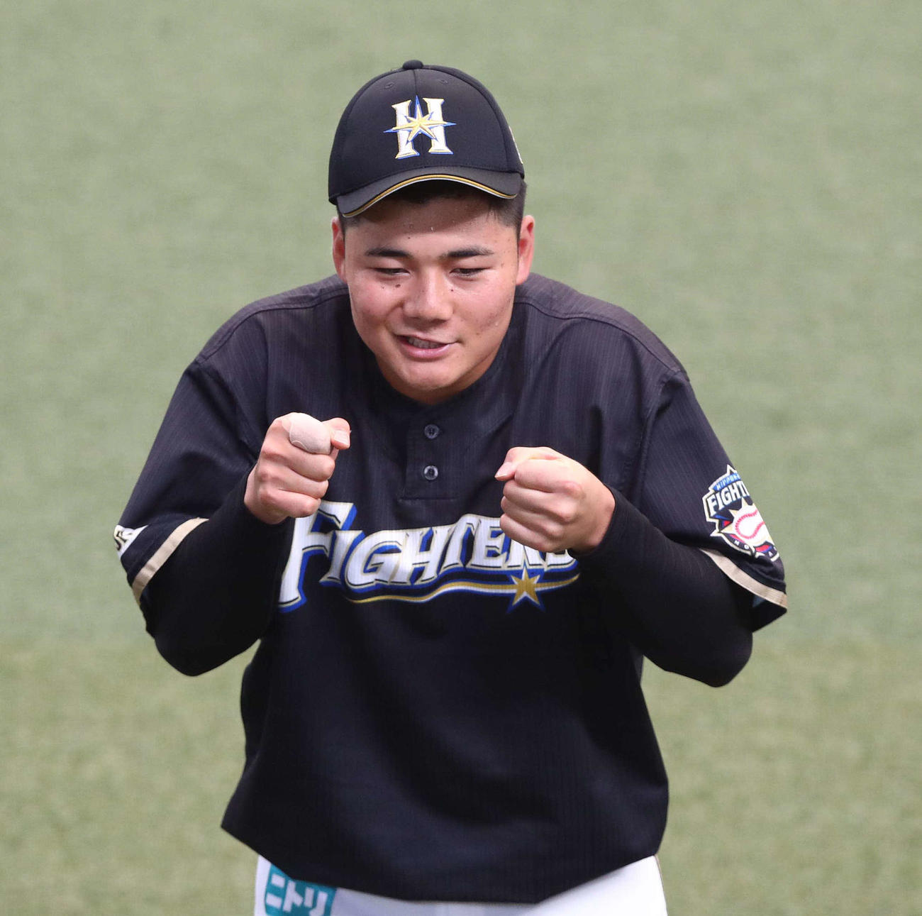 練習前、おどけた表情を見せる清宮（撮影・黒川智章）
