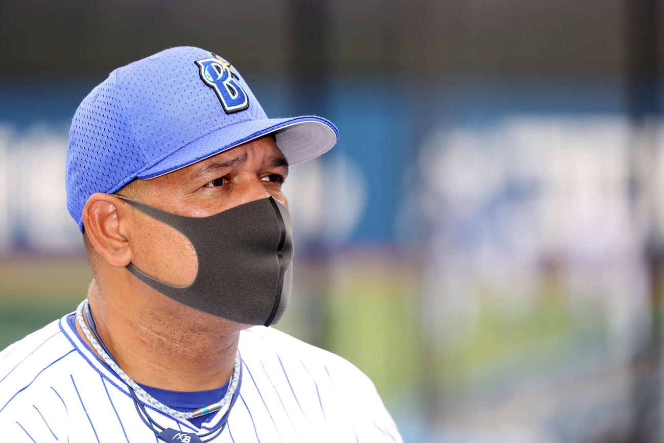 報道陣の質問に答えるDeNAラミレス監督（撮影・鈴木正人）