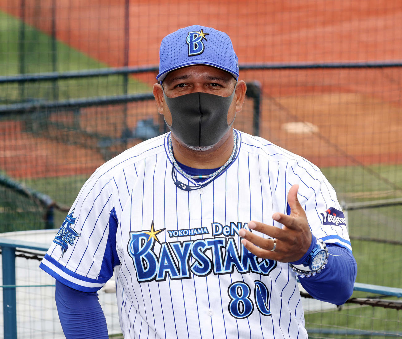報道陣の質問に答えるDeNAラミレス監督（撮影・鈴木正人）