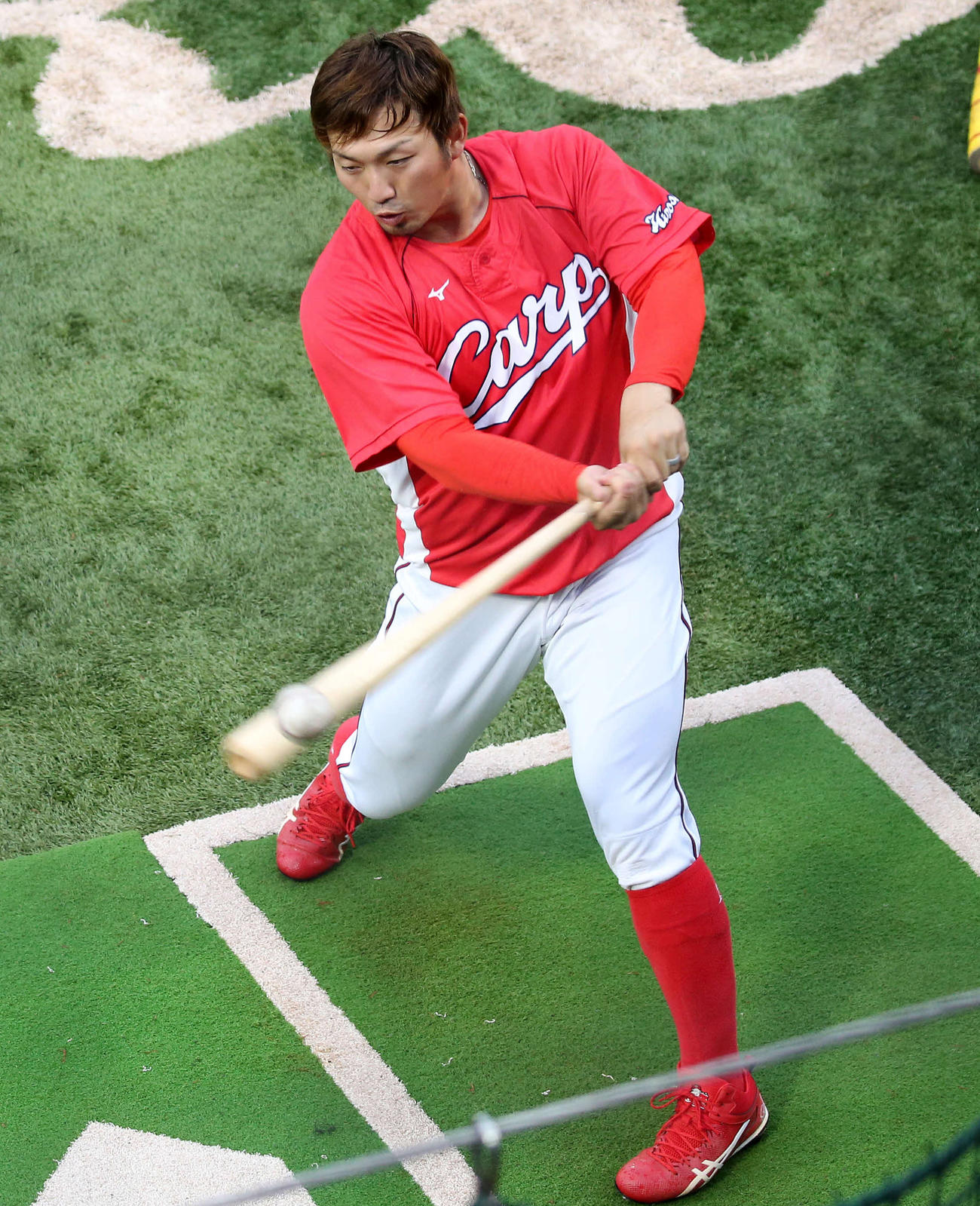 ティー打撃する広島鈴木誠也（撮影・鈴木正人）
