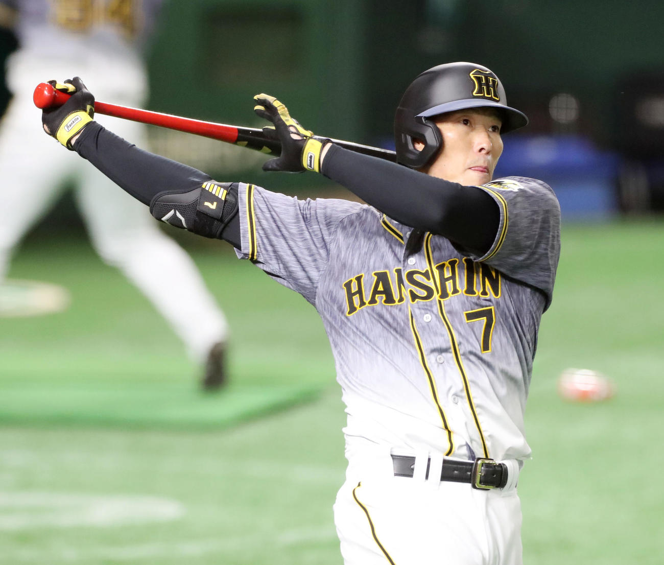 ロングティー打撃をする糸井（撮影・加藤哉）