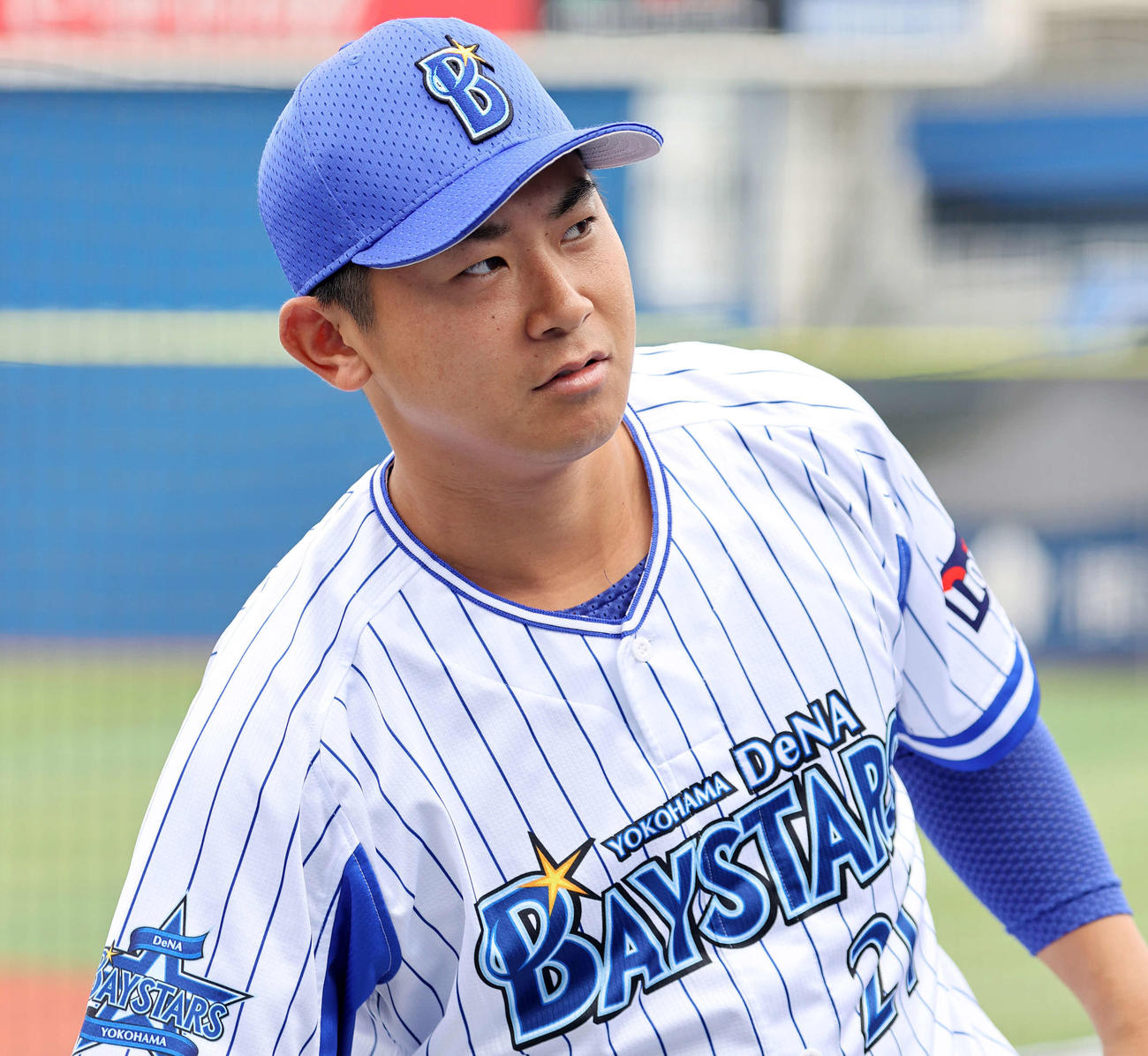 会見場に向かうDeNA今永（撮影・鈴木正人）
