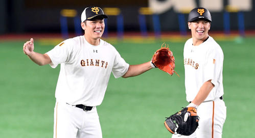 守備練習で笑顔を見せる巨人坂本（左）。右は炭谷（撮影・たえ見朱実）
