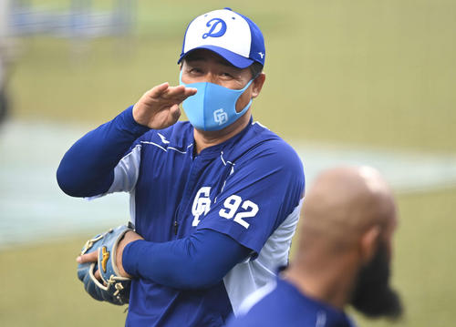 笑顔を見せる中日与田監督（撮影・鈴木みどり）