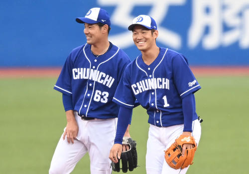 投内連係の合間に笑顔を見せる中日京田（右）と堂上（撮影・鈴木みどり）