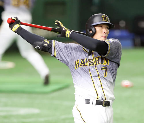 ロングティー打撃をする糸井（撮影・加藤哉）