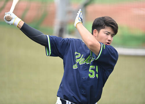 ティー打撃を行うヤクルト村上（撮影・鈴木みどり）