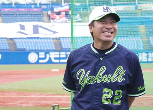 囲み取材で笑顔を見せるヤクルト高津監督（撮影・鈴木みどり）