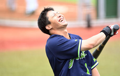 ティー打撃の合間に爆笑するヤクルト山田哲（撮影・鈴木みどり）