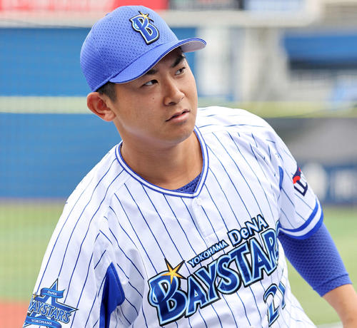 会見場に向かうDeNA今永（撮影・鈴木正人）