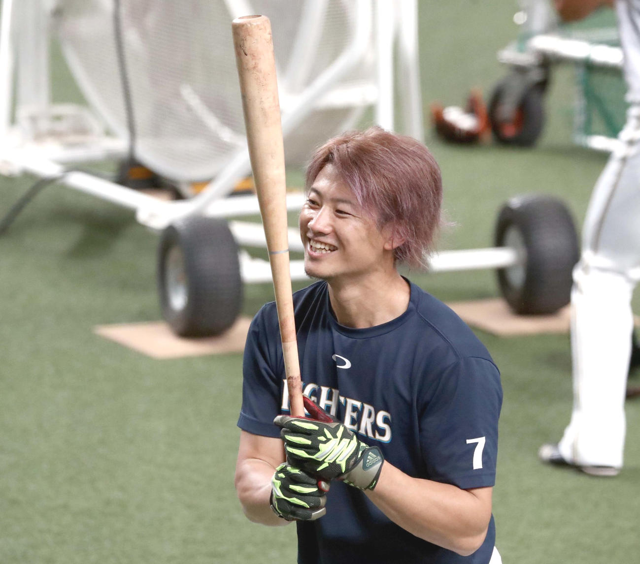 ティー打撃中、笑顔を見せる西川（撮影・黒川智章）