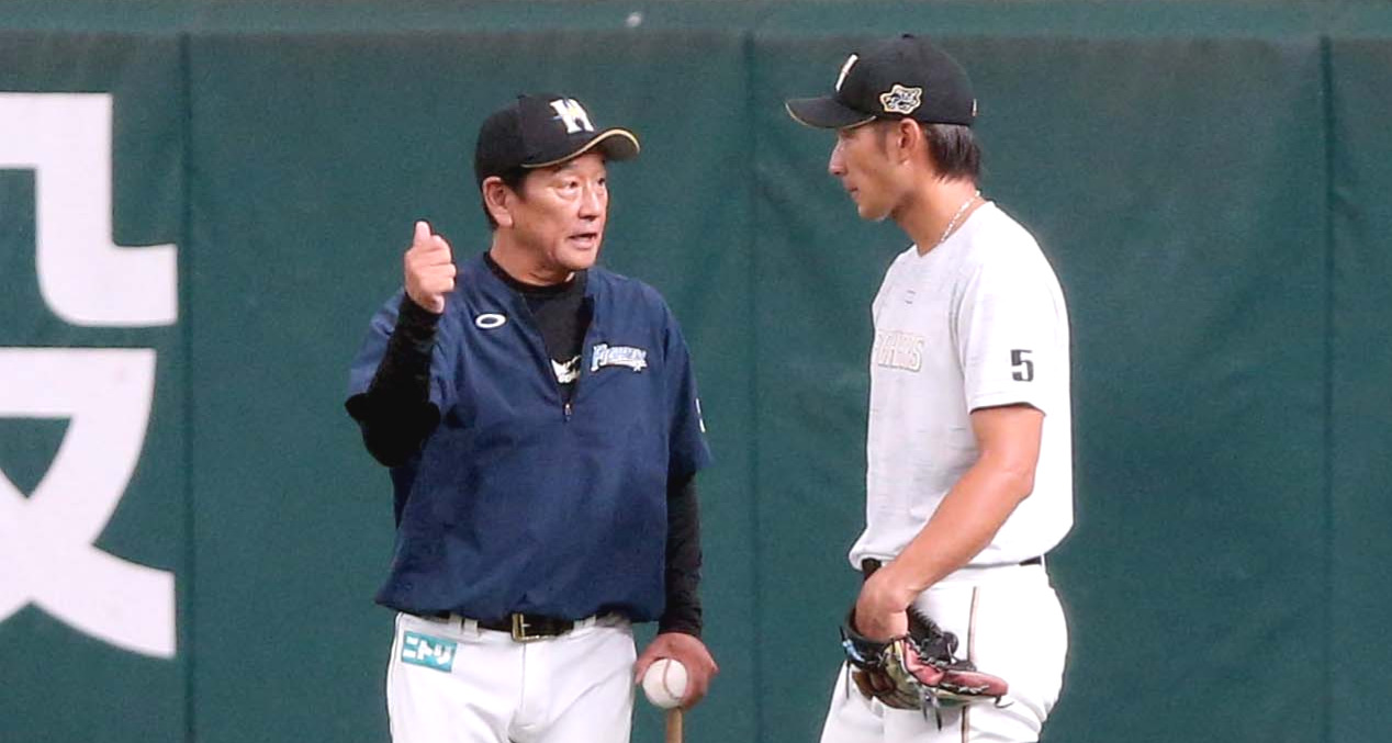 大田（右）と話す日本ハム栗山監督（撮影・黒川智章）