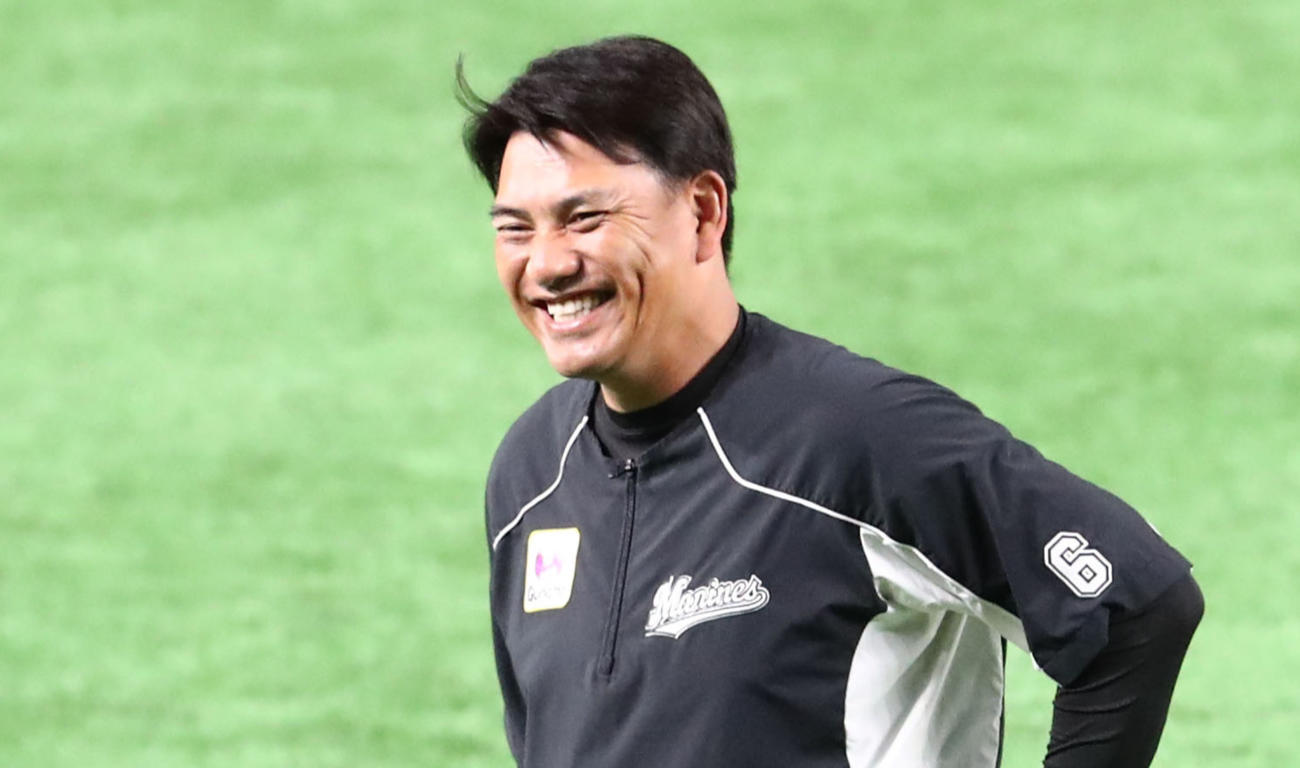 練習前、笑顔を見せる井口資仁監督（撮影・梅根麻紀）＝2020年6月18日、福岡ペイペイドーム
