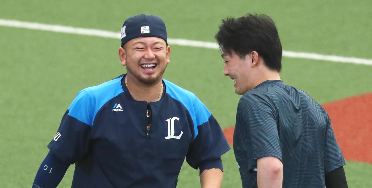 練習中、笑顔を見せる西武の森（左）と源田（撮影・足立雅史）