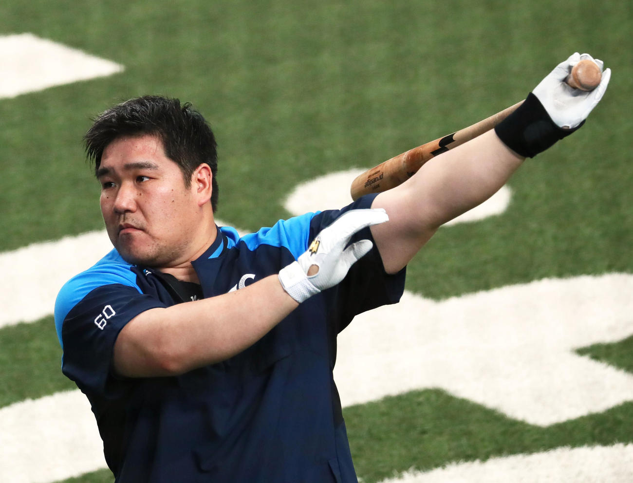 打撃練習する西武中村（撮影・足立雅史）