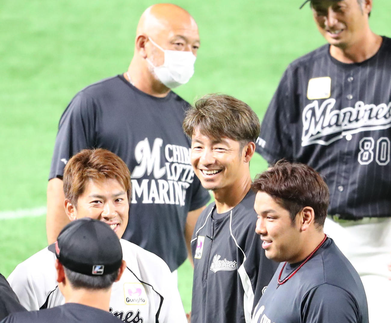 練習前、笑顔を見せるロッテ鳥谷（撮影・梅根麻紀）