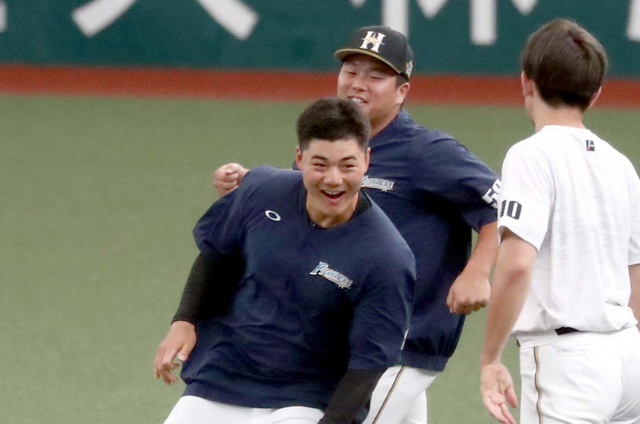 アップ中、横尾（右から2人目）に追い掛けられ逃げる清宮（撮影・黒川智章）