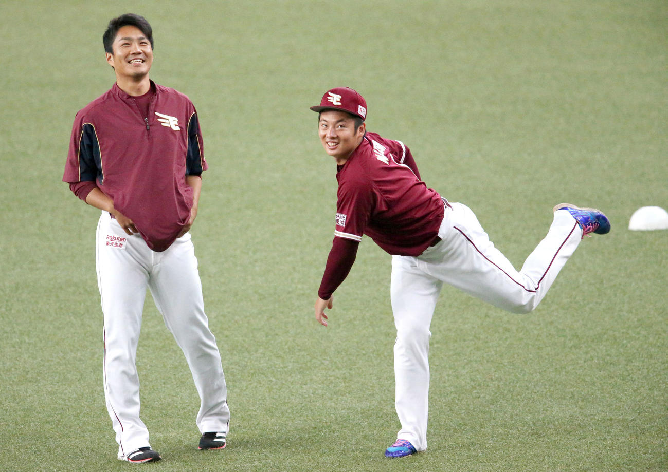 開幕を明日に控え京セラドーム大阪入りし、リラックスした表情の楽天則本昂大（左）と松井（撮影・上山淳一）